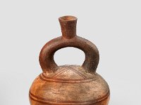 Ame Ker 158  Ame Ker158,  Peru, Nordküste, Moche, Frühe Zwischenperiode, Moche III, ca. 0-200 n. Chr., Gabelhalsgefäß, Ton, H 18,7 cm, Dm 14,3 cm : Museumsfoto: Claus Cordes, Bestandskatalog Ethnologie